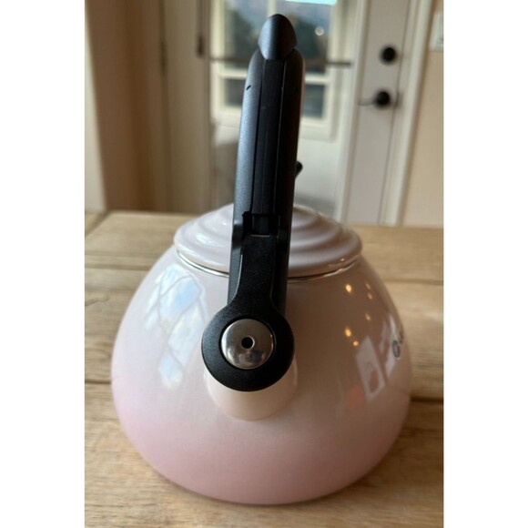 Le Creuset Enamel On Steel Oolong Tea Kettle w/o Max Line 1.6 qt Shell Pink NEW - Picture 5 of 13